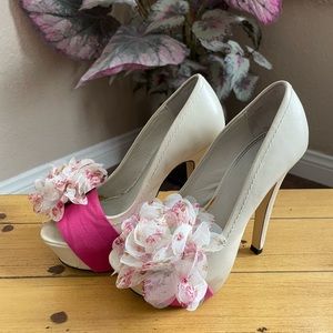 Bakers Pinup Platform Pumps with flower accessory. Size 5.